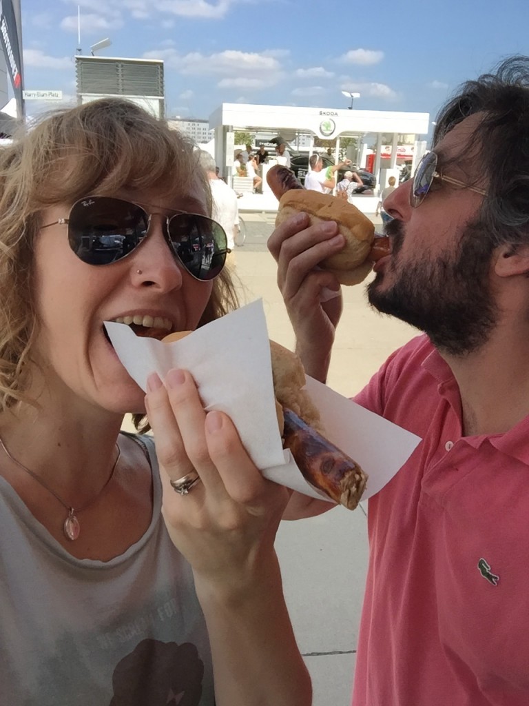 Glücklicherweise haben Grillwürstchen eine ähnlich stimmungsaufhellende Wirkung auf meinen Mann wie Eis auf mich. Aus reiner Liebe zu ihm hab ich dann auch eins genommen. ;)