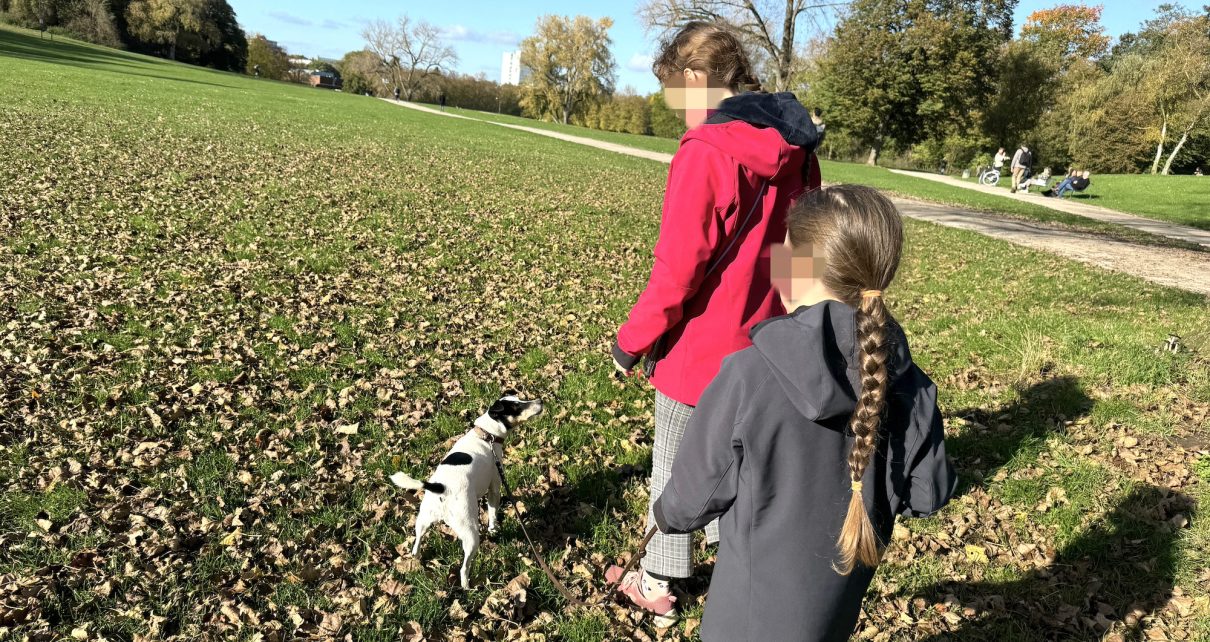 Geschwister mit Hund